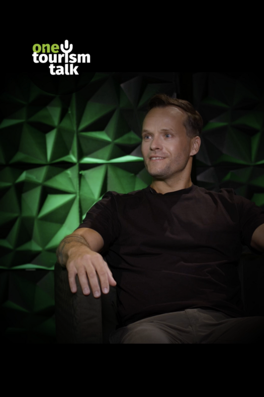 Gast in einer Talkshow vor grüner Studiokulisse
