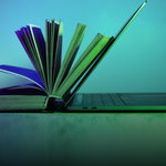 Aufgeschlagenes Buch, das Rücken an Rücken mit einem geöffneten Laptop steht – Symbol für die Verbindung von analogem und digitalem Lernen