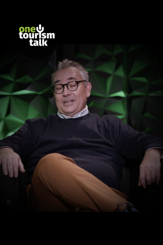 Talkshowgast vor grüner Studiokulisse