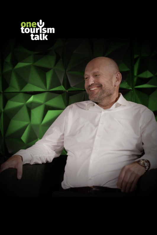 Gast in einer Talkshow vor grüner Studiokulisse