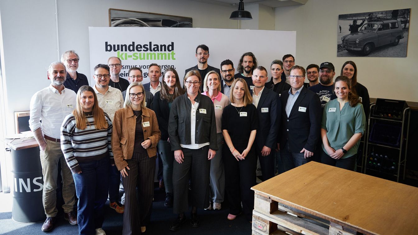 Gruppenfoto der Bundesländervertreter:innen beim 1. Bundesland KI-Summit