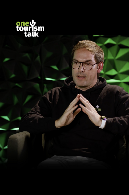 Talkshowgast vor grüner Studiokulisse