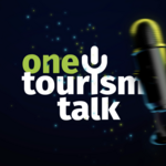 Das Logo „one tourism talk“ in weißen und grünen Buchstaben auf dunklem Hintergrund, mit leuchtenden Punkten und einem Mikrofon rechts im Bild.