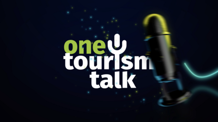 Das Logo „one tourism talk“ in weißen und grünen Buchstaben auf dunklem Hintergrund, mit leuchtenden Punkten und einem Mikrofon rechts im Bild.