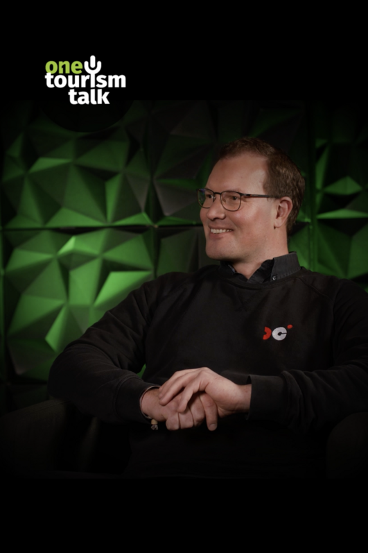Gast in einer Talkshow vor grüner Studiokulisse