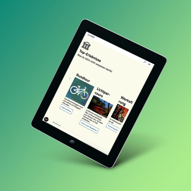 Schräg gestelltes Tablet vor grünem Hintergrund zeigt die Website von Freizeitregion Braunschweiger Land